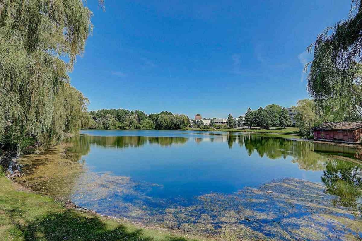 1061 Regent Rd #627, Oconomowoc, WI 53066-4612