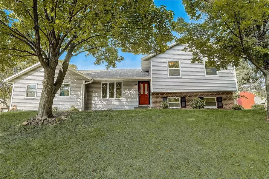 7802 W Oakbrook Cir, Madison, WI 53717