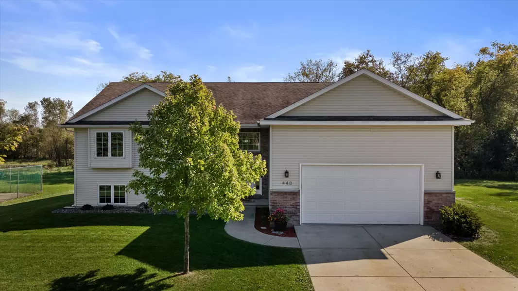 440 Whitetail Way, Deerfield, WI 53531