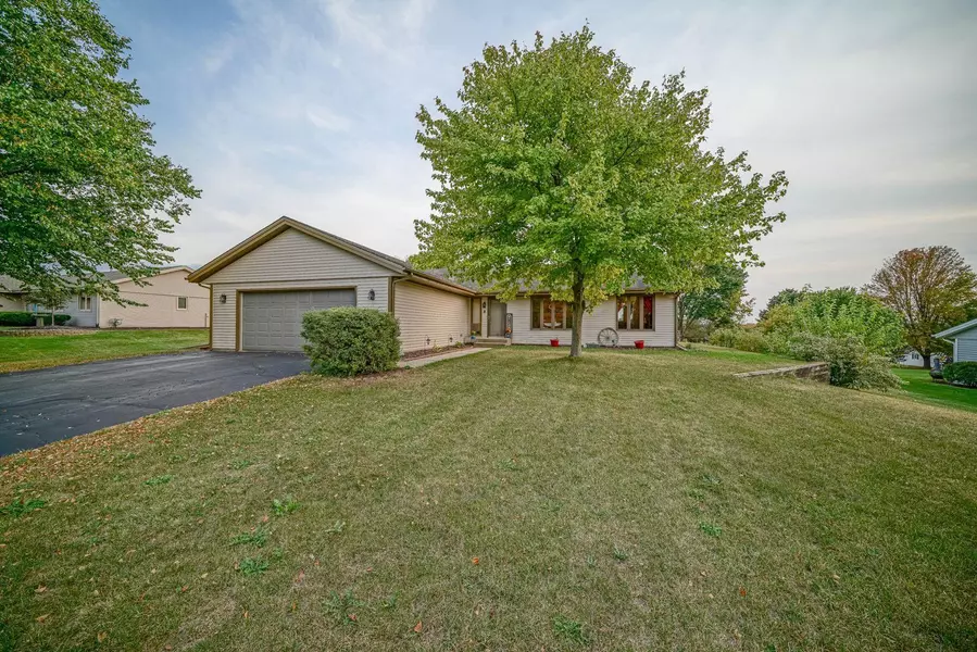 6685 Nestlewood Dr, Roscoe, IL 61073