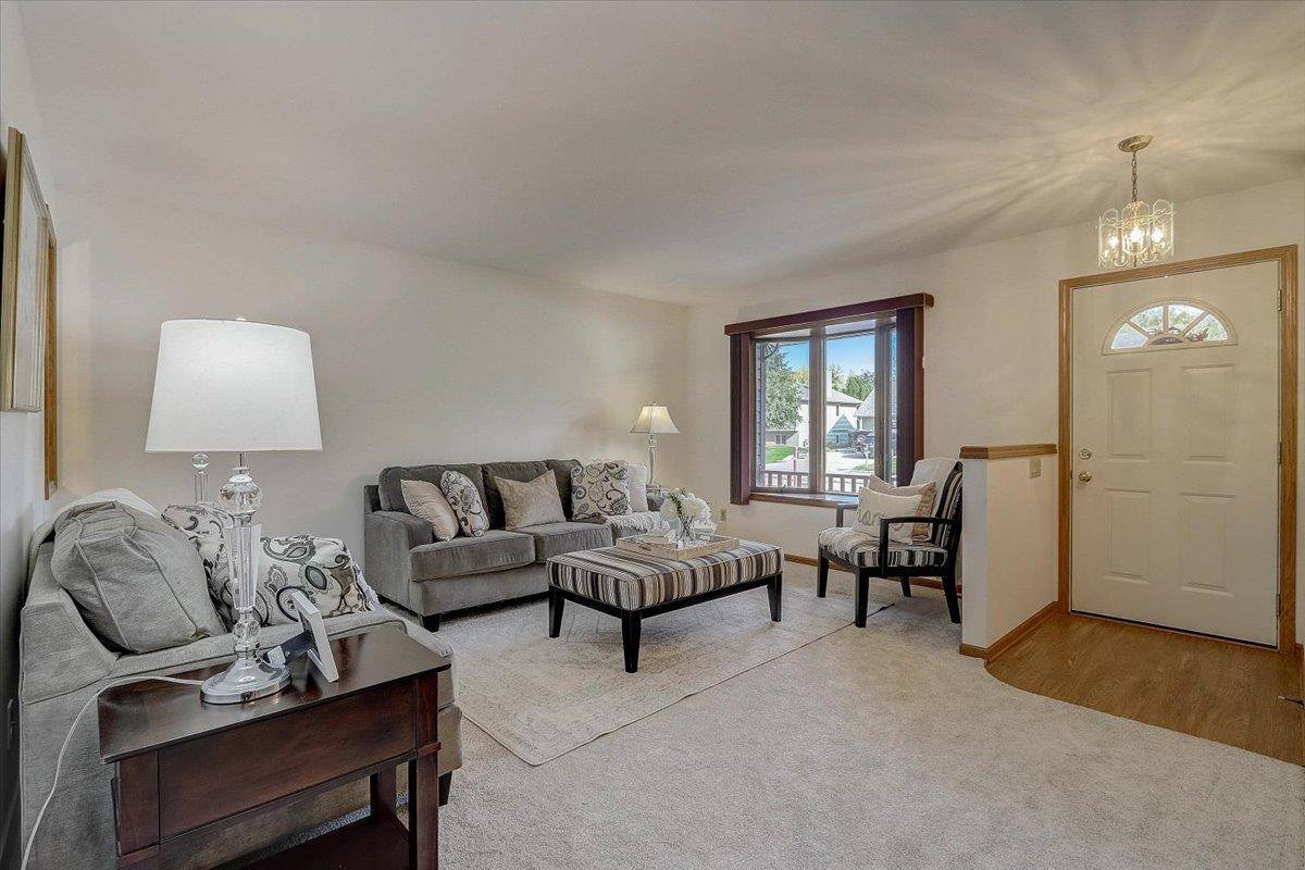 Waunakee, WI 53597,909 Pasadena Pky