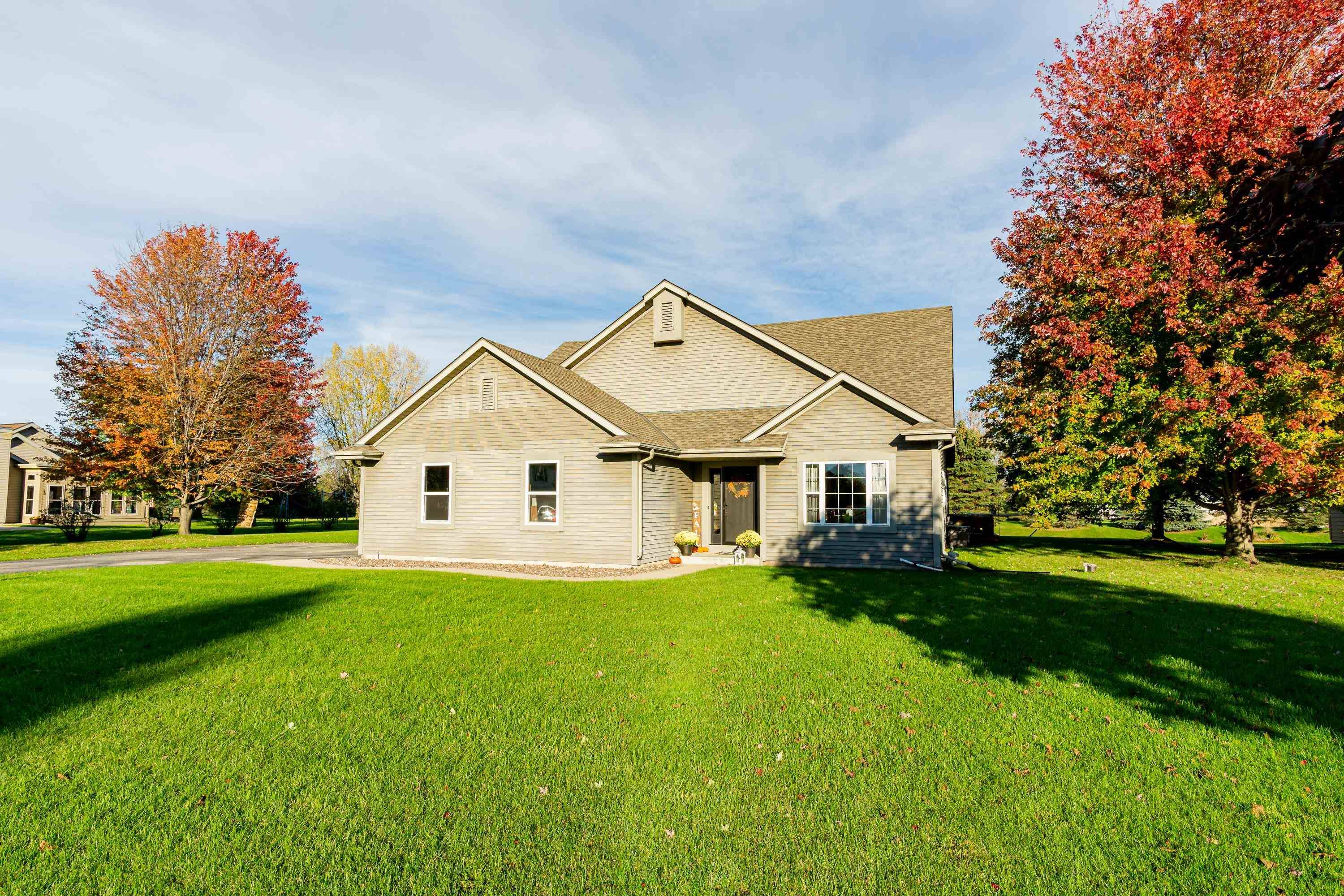 1495 N Riverline Dr, Oconomowoc, WI 53066