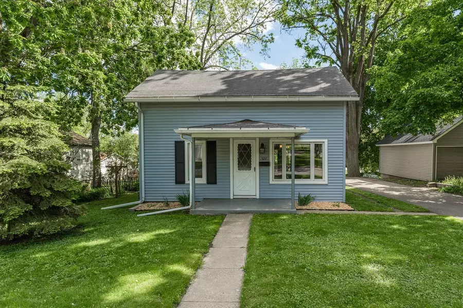 527 9th Ave, Baraboo, WI 53913
