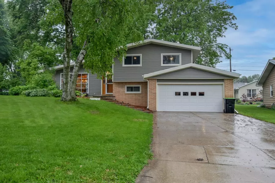 110 Twin Ln, Beaver Dam, WI 53916