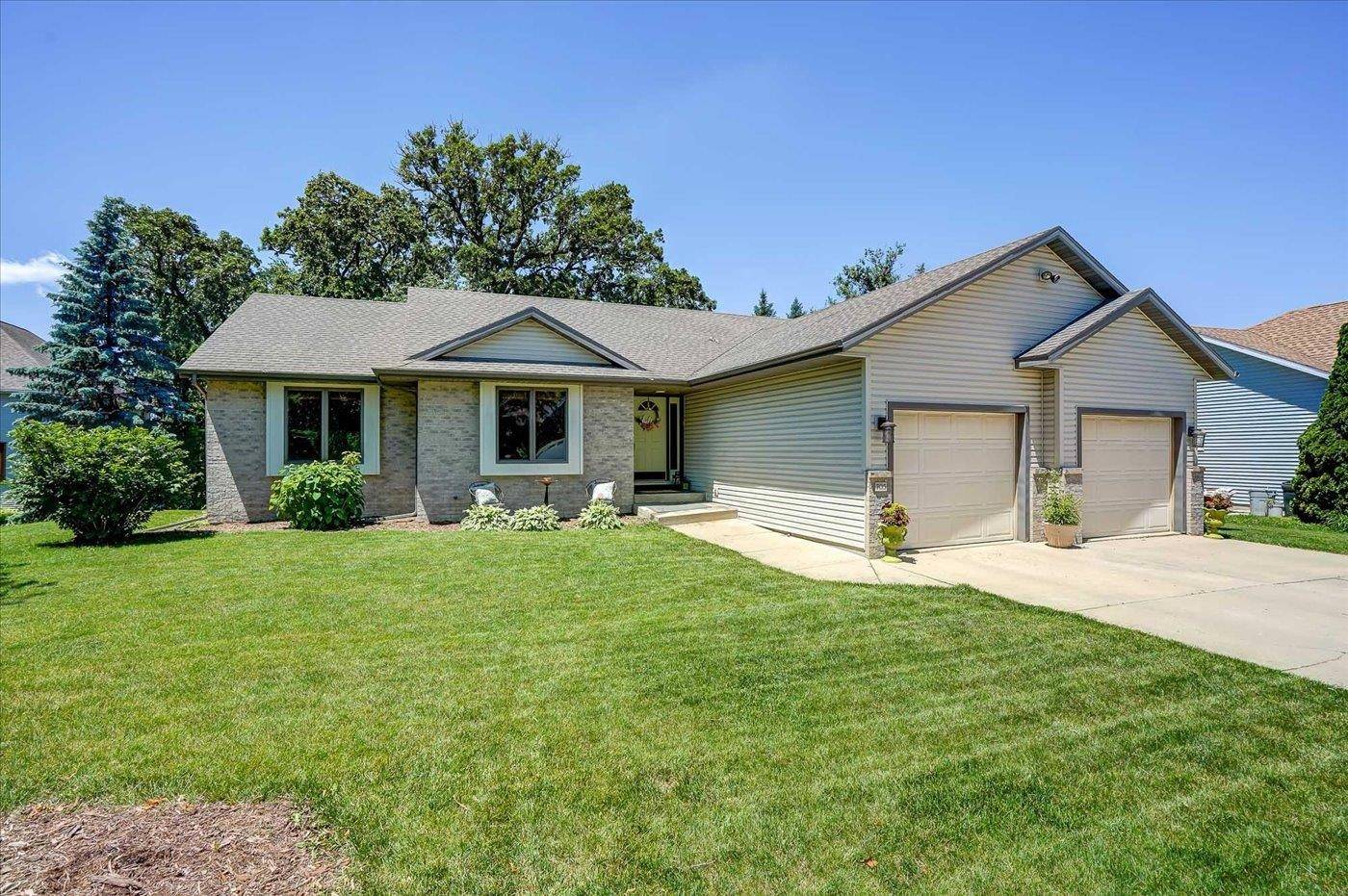 705 Westlawn Dr, Cottage Grove, WI 53527