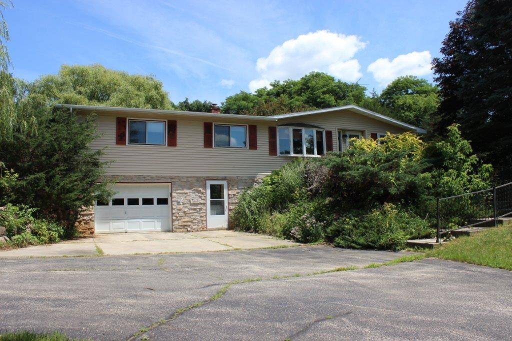 W10074 County Road X, Portage, WI 53901