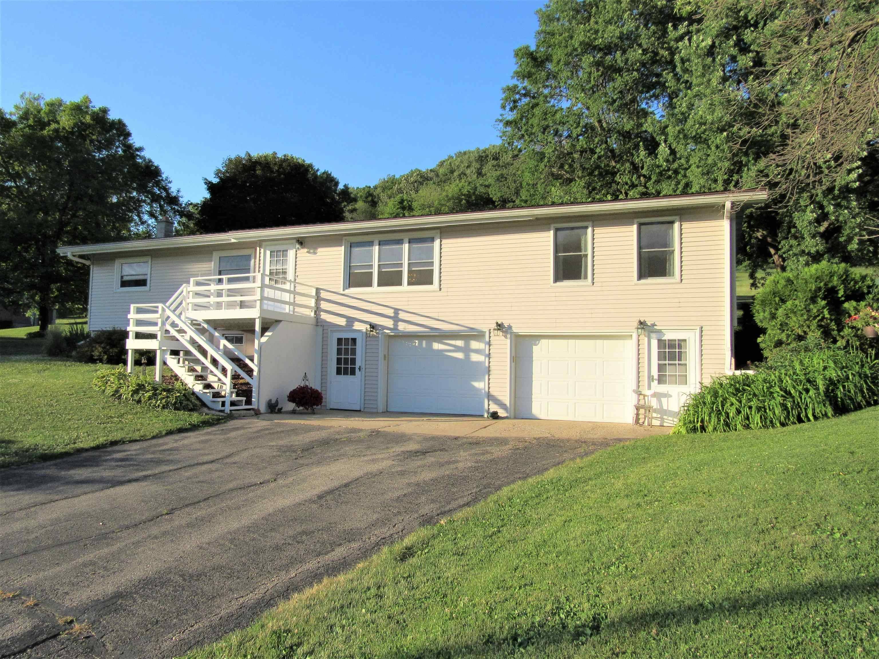 28165 Munz Dr, Lone Rock, WI 53556