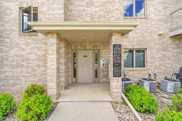 Waunakee, WI 53597,250 Fairview Cir #250