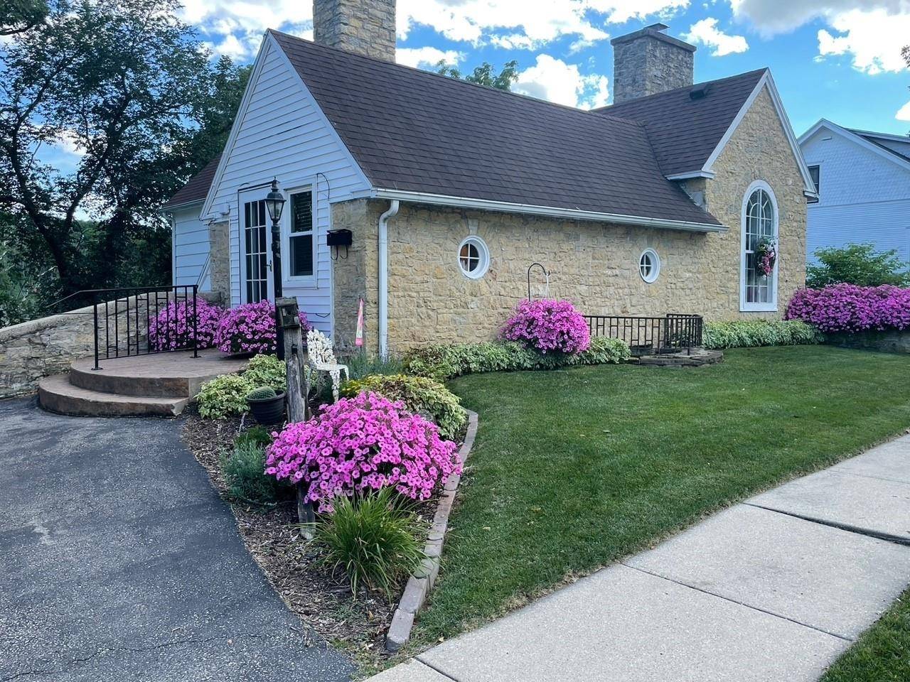 Darlington, WI 53530,527 E Louisa St