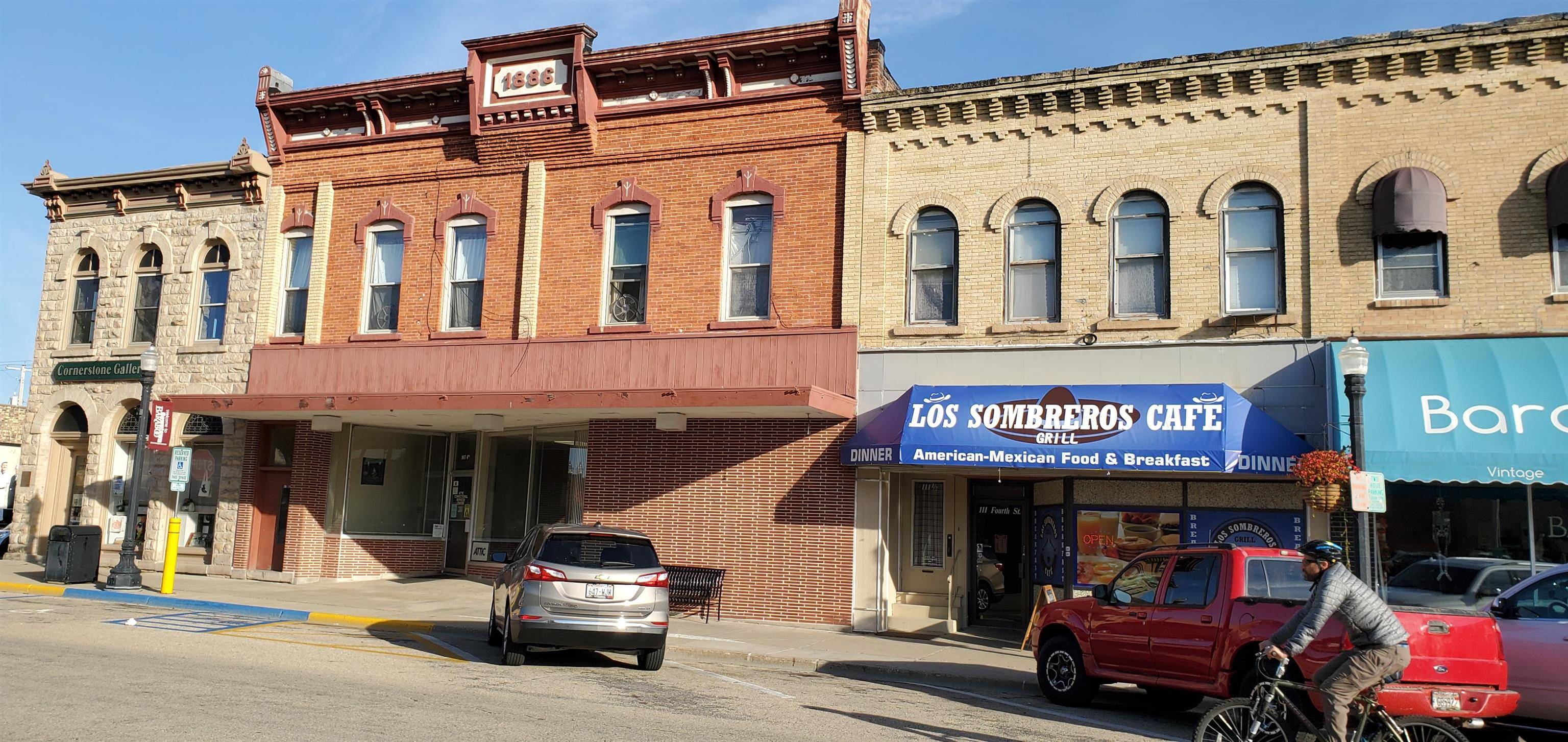 107 4th St, Baraboo, WI 53913