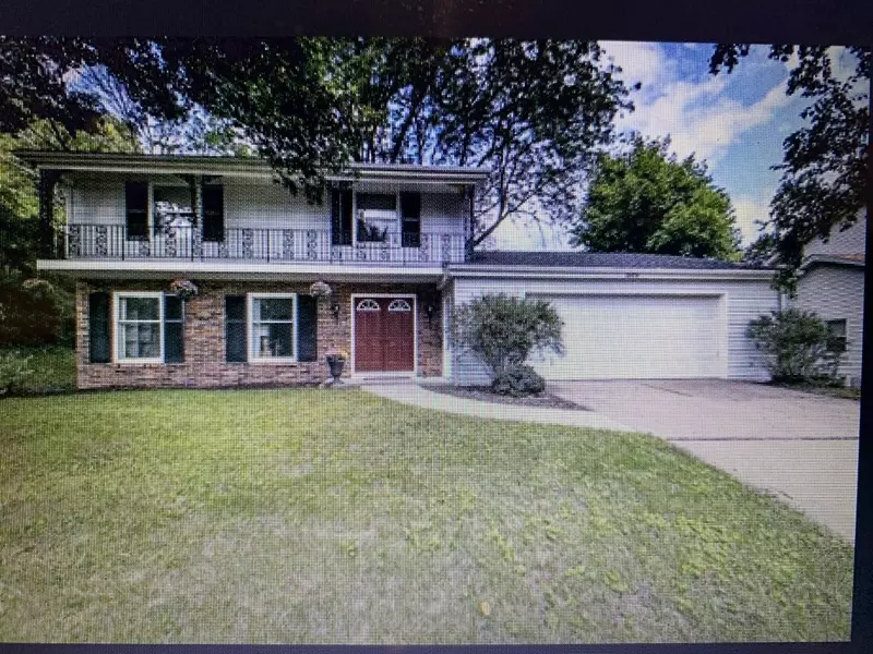 1270 Arrowhead Dr, Dubuque, IA 52003