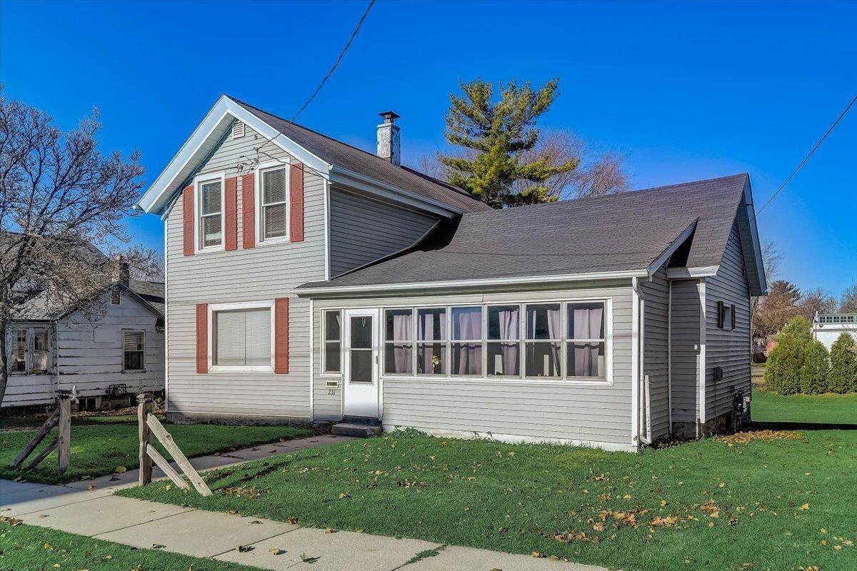 231 N Spring St, Columbus, WI 53925