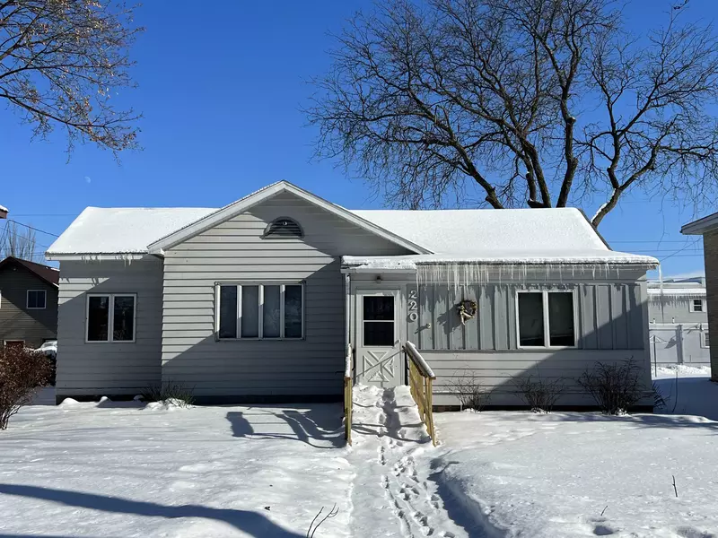 220 S Wacouta Ave, Prairie Du Chien, WI 53821