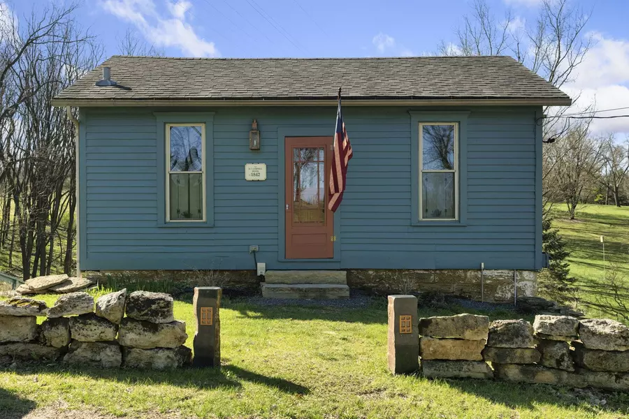 121 Antoine St, Mineral Point, WI 53565