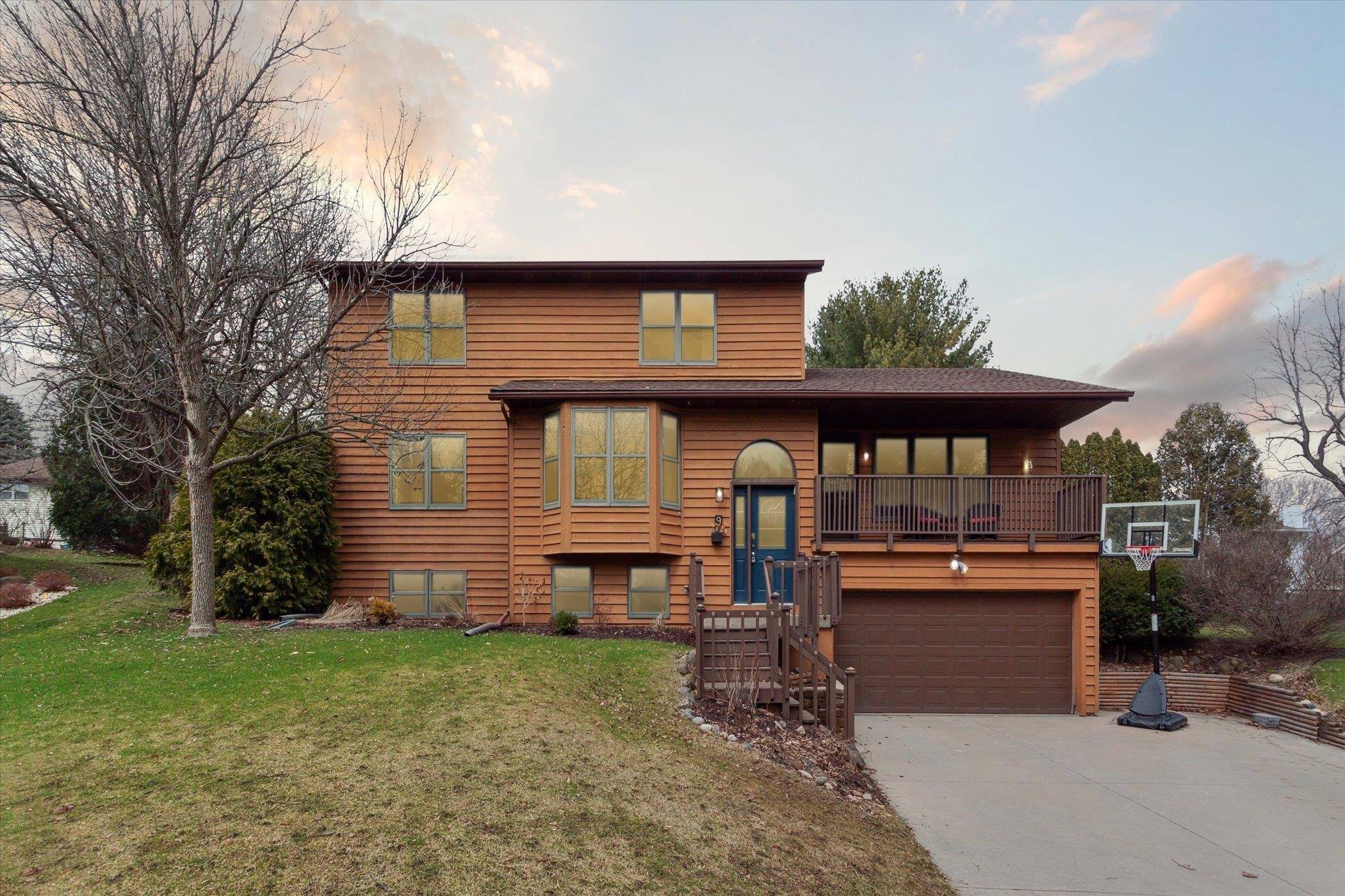 9 Woodglen Ct, Madison, WI 53716