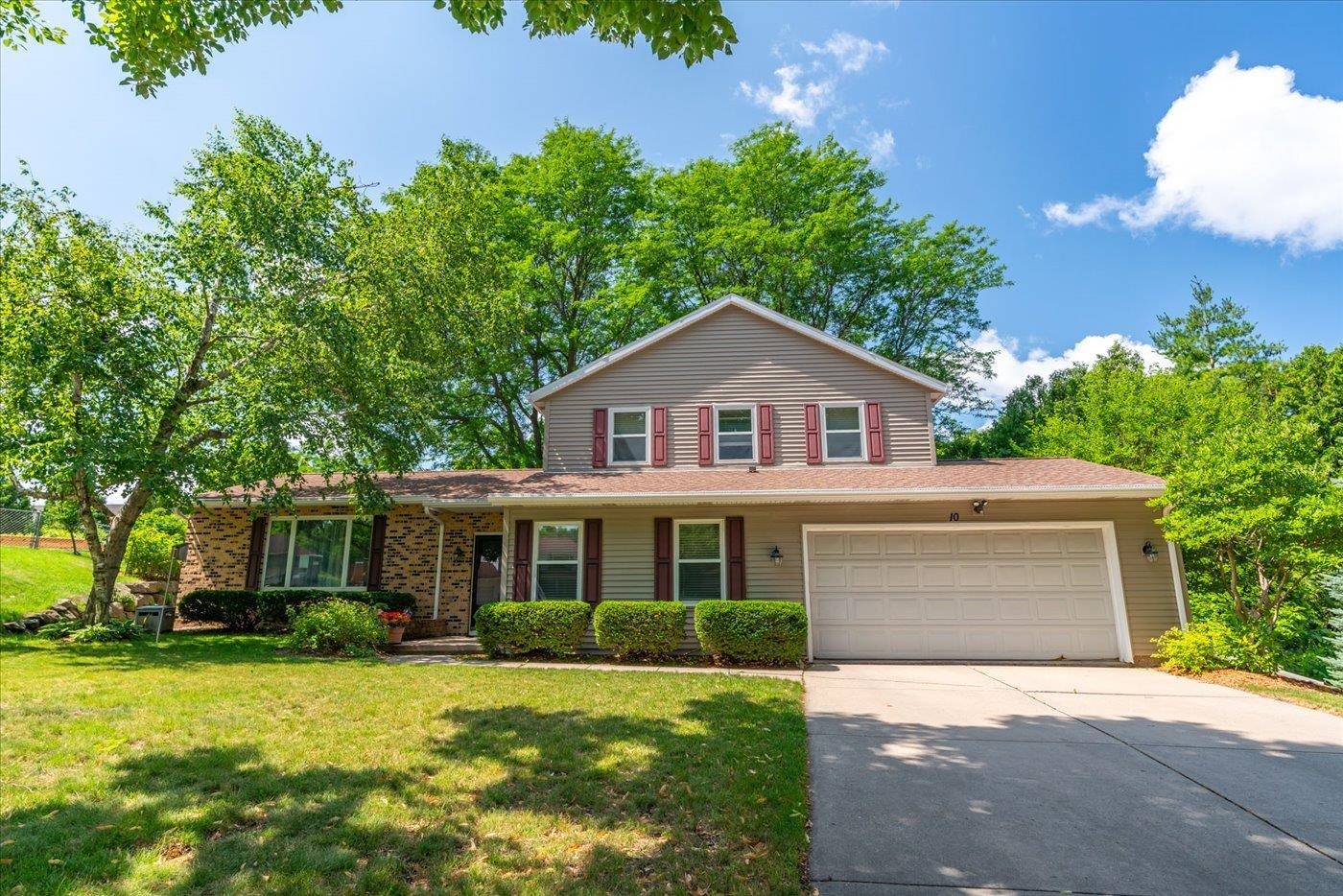 10 Round Hill Circle, Madison, WI 53717