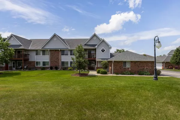 Oak Creek, WI 53154,181 W Aspen Court #4