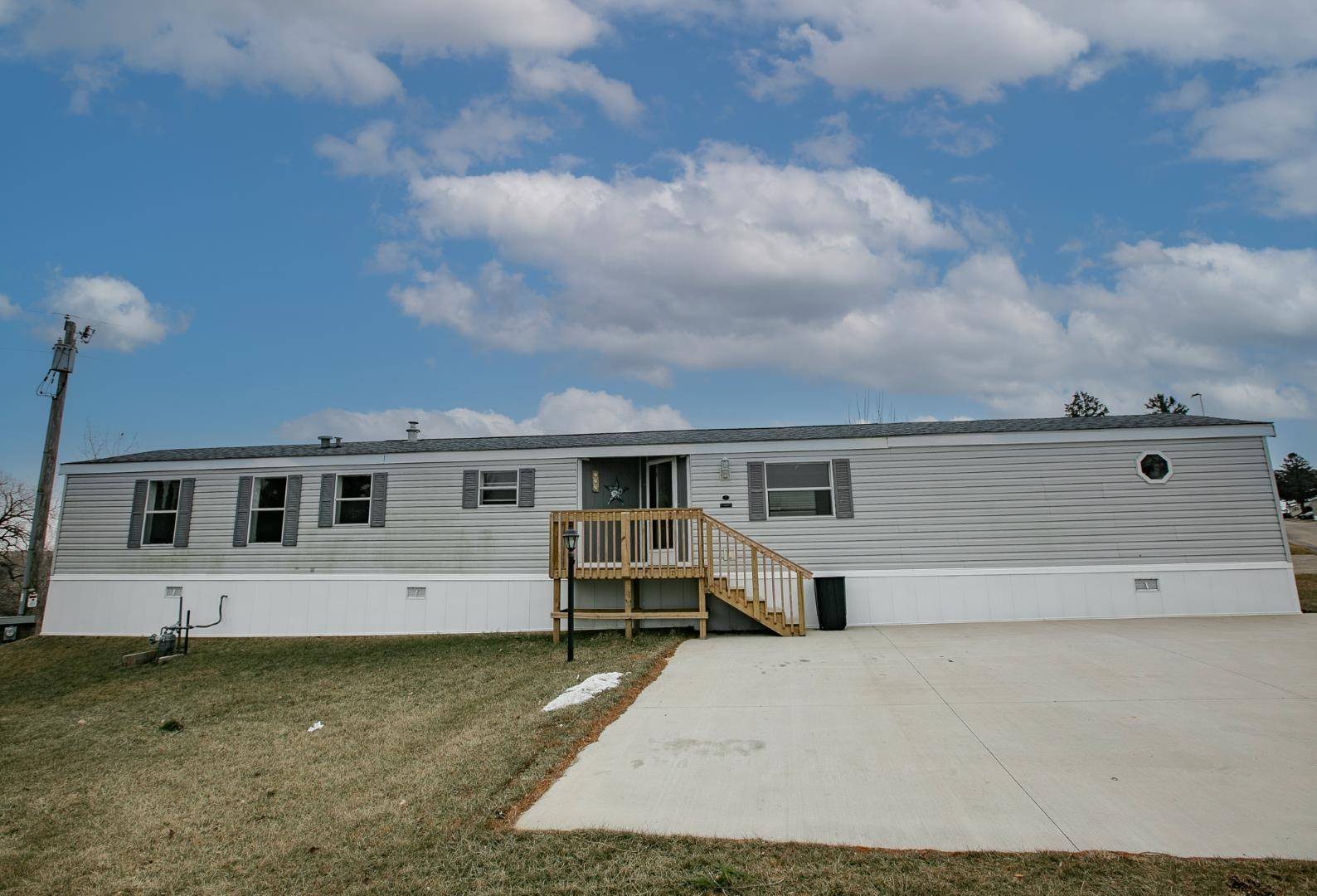 316 Evergreen Village Road, Platteville, WI 53818