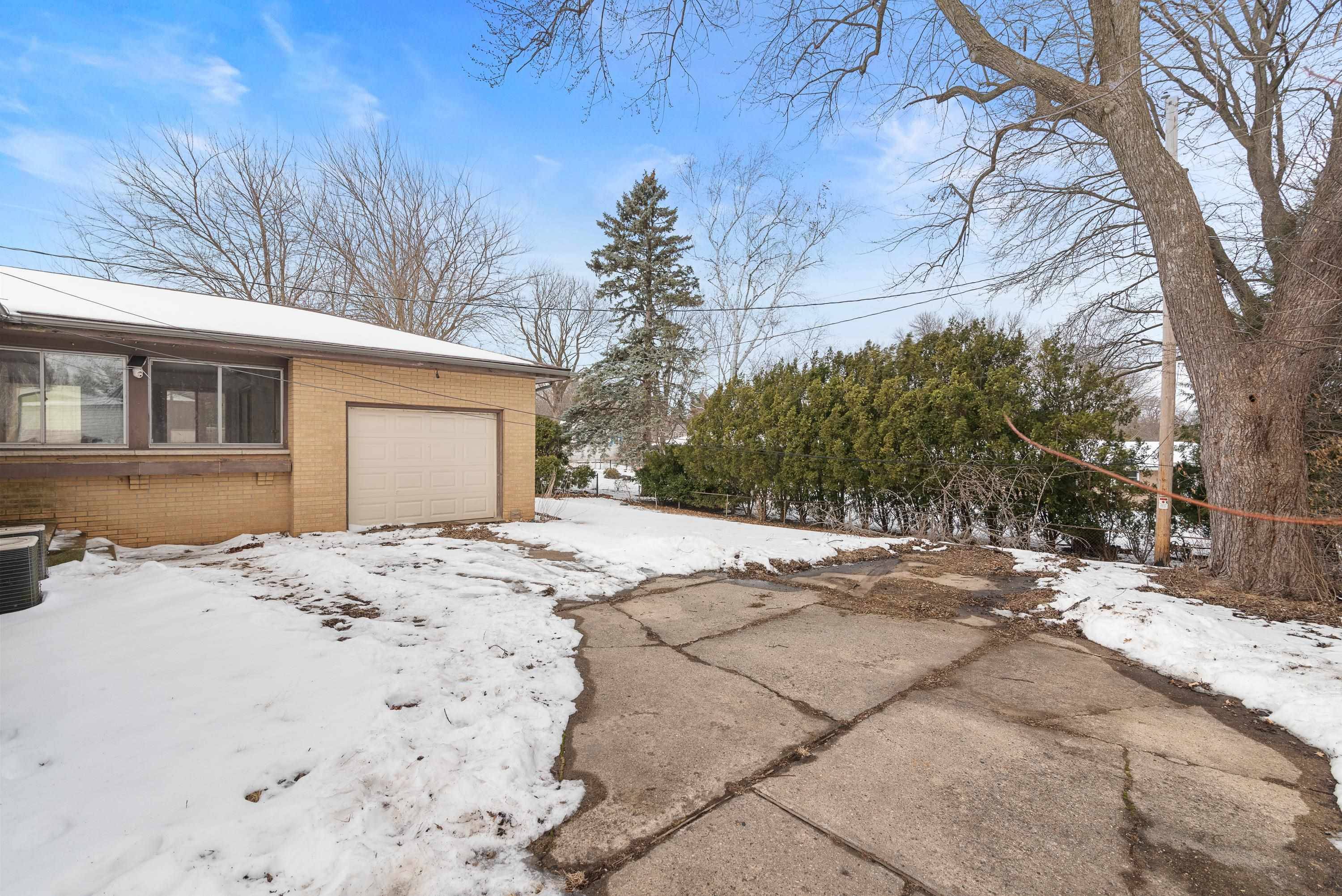 Madison, WI 53705,5204-5206 Manitowoc Parkway