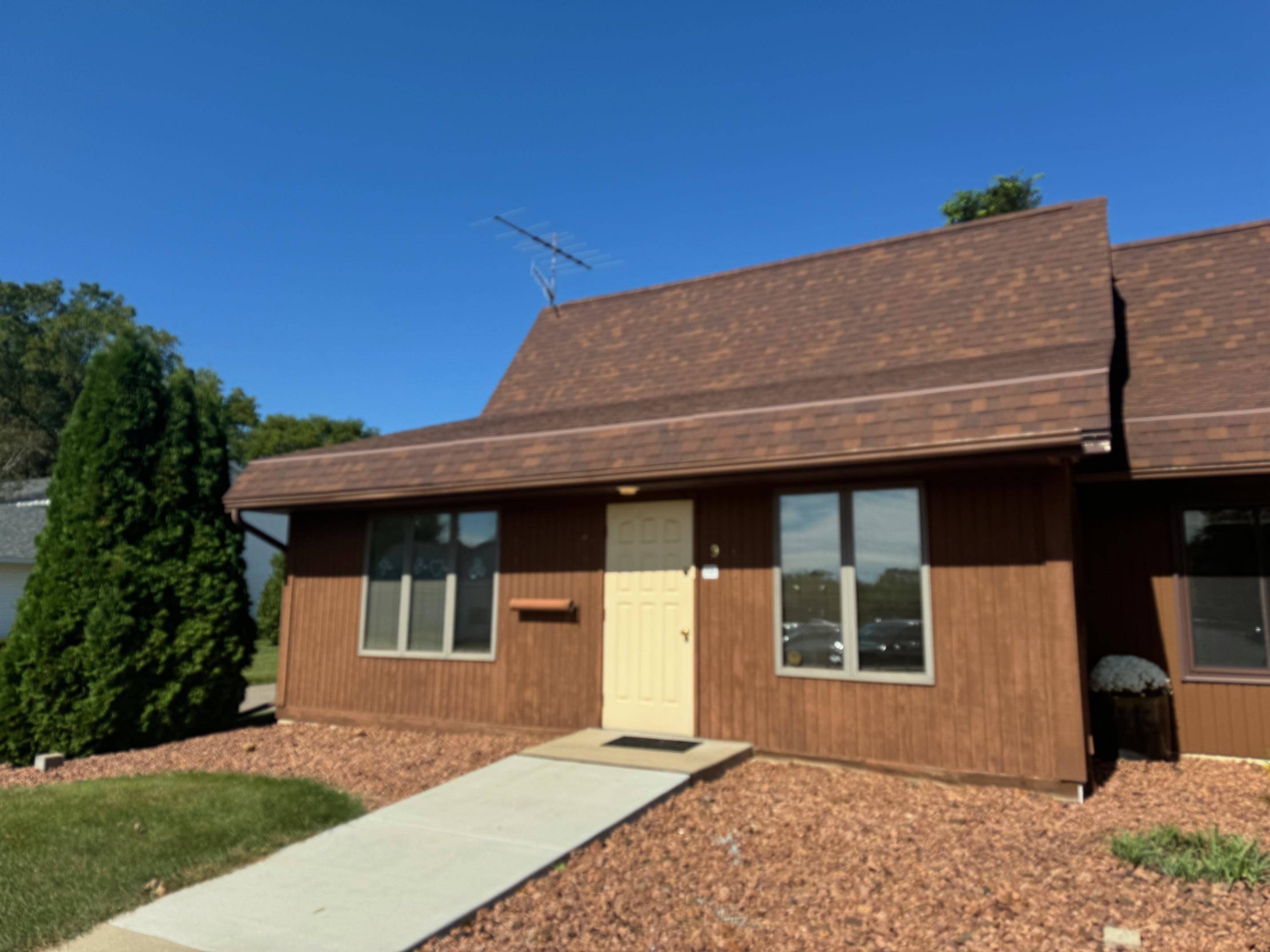 Baraboo, WI 53913,926 8th Avenue #13
