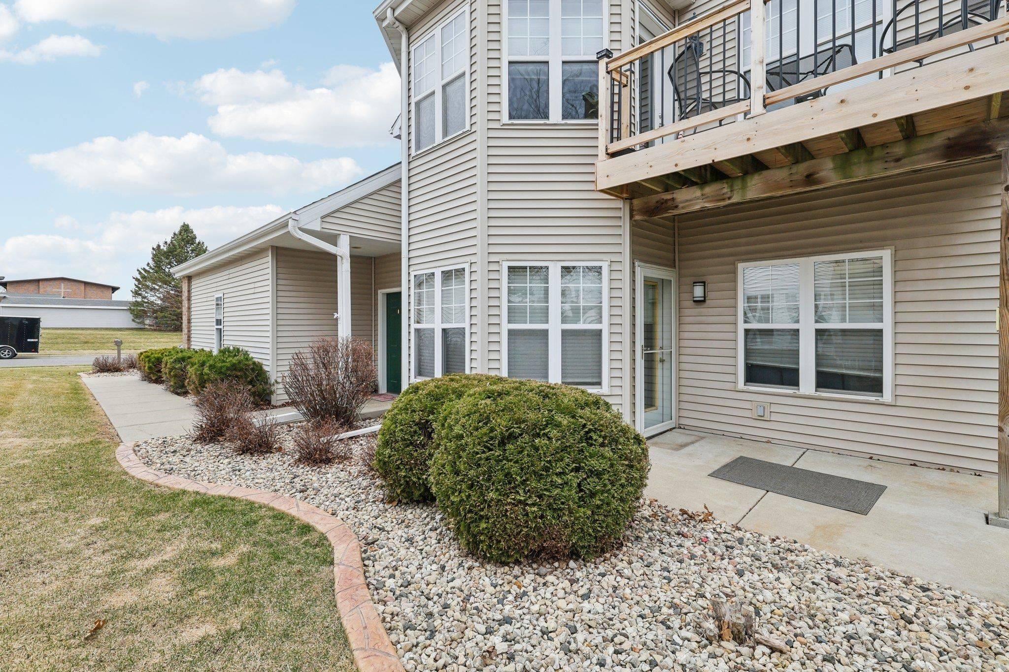 Oregon, WI 53575,720 Dunn Avenue #9