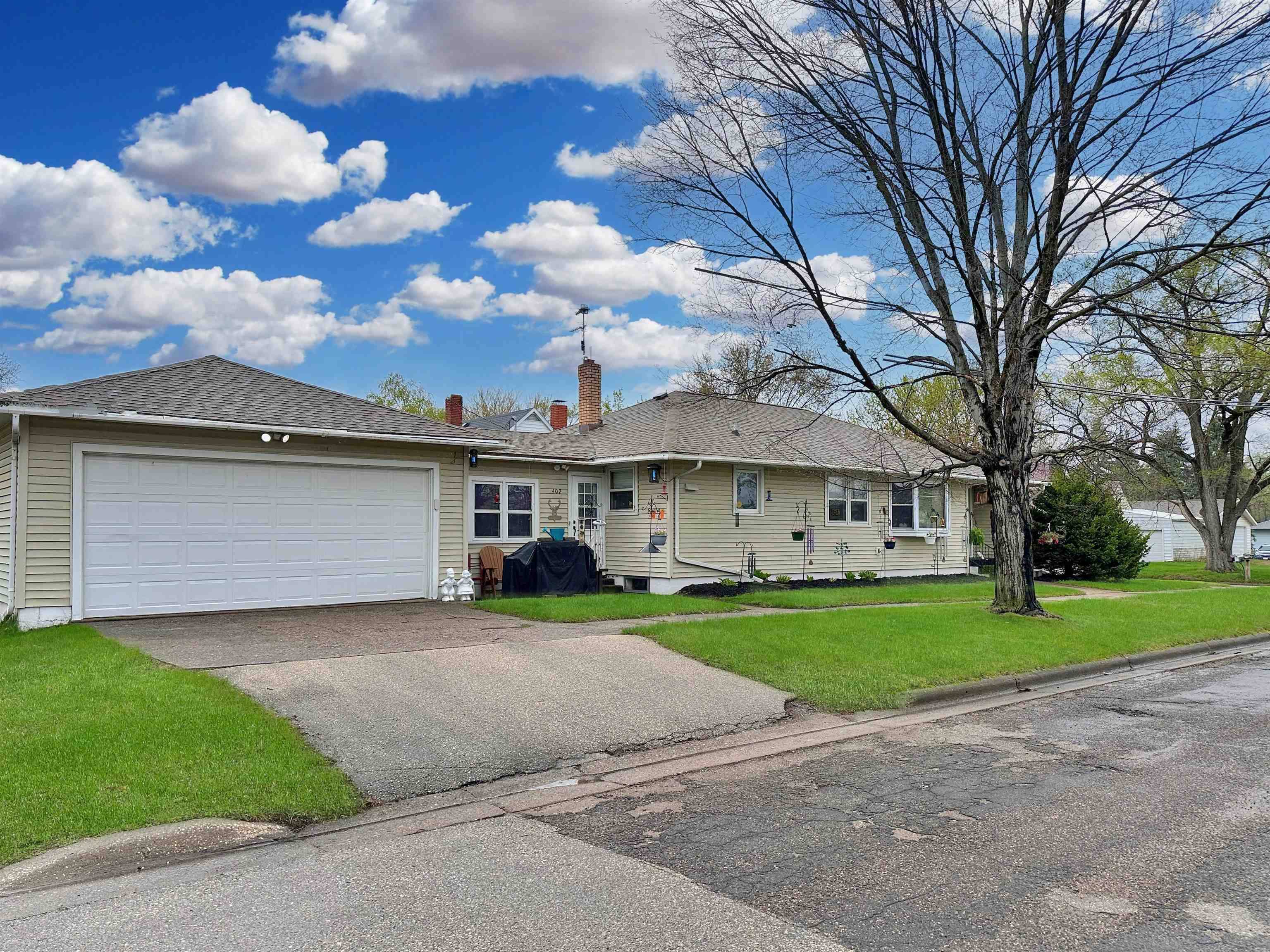 902 E Broadway Street, Prairie Du Chien, WI 53821