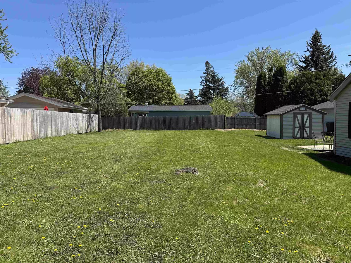 Oconomowoc, WI 53066,2434 N 3rd Lane