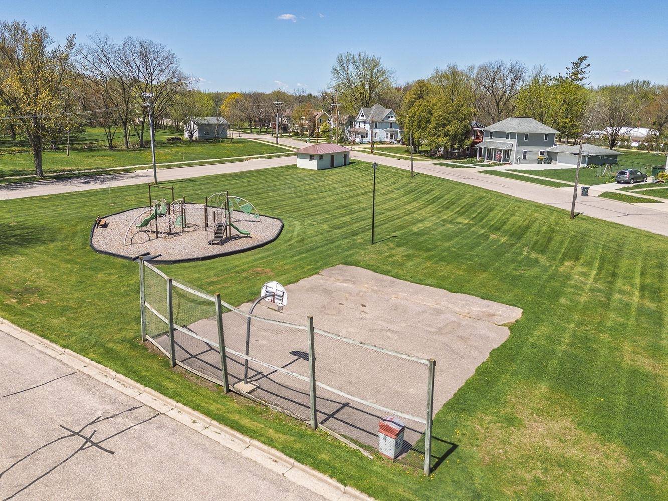 Reedsburg, WI 53959,332 La Valle Street