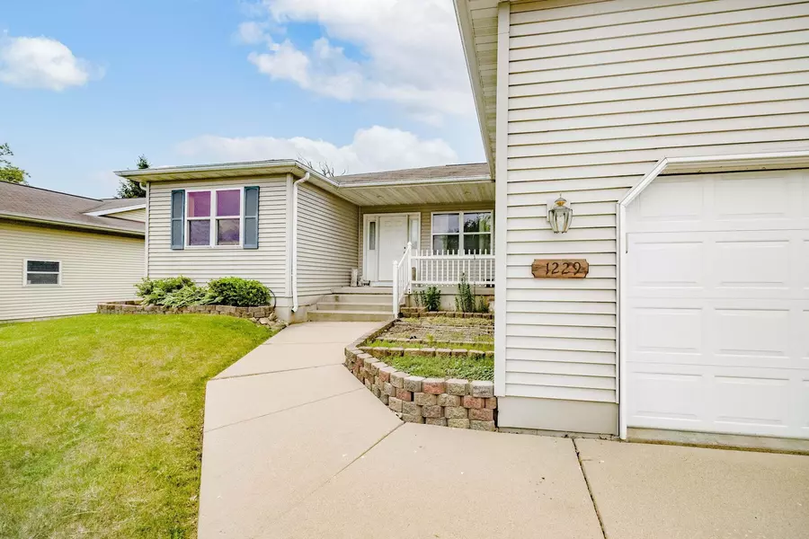 1229 W Blooming Field Drive, Whitewater, WI 53190