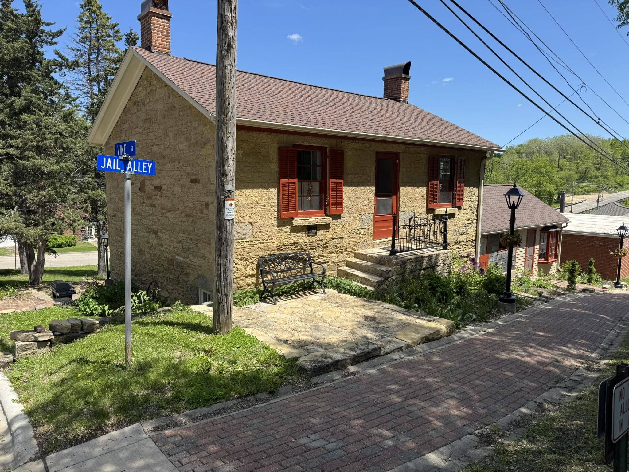 51 JAIL Alley, Mineral Point, WI 53565