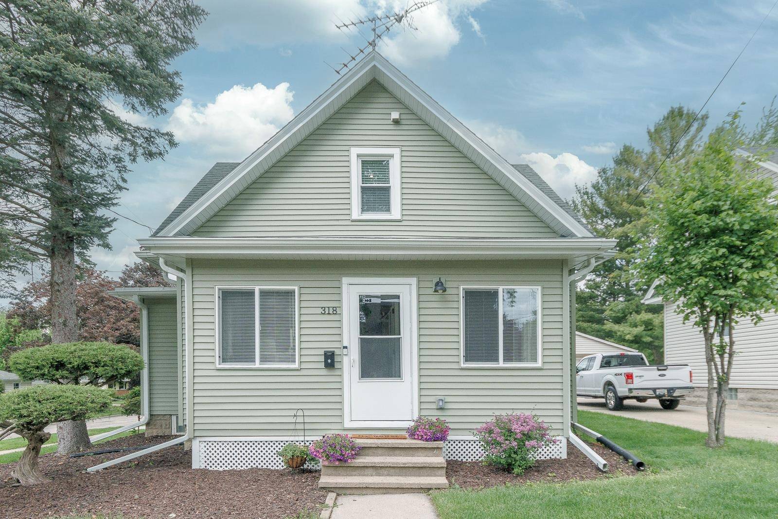 318 W Burnett Street, Beaver Dam, WI 53916