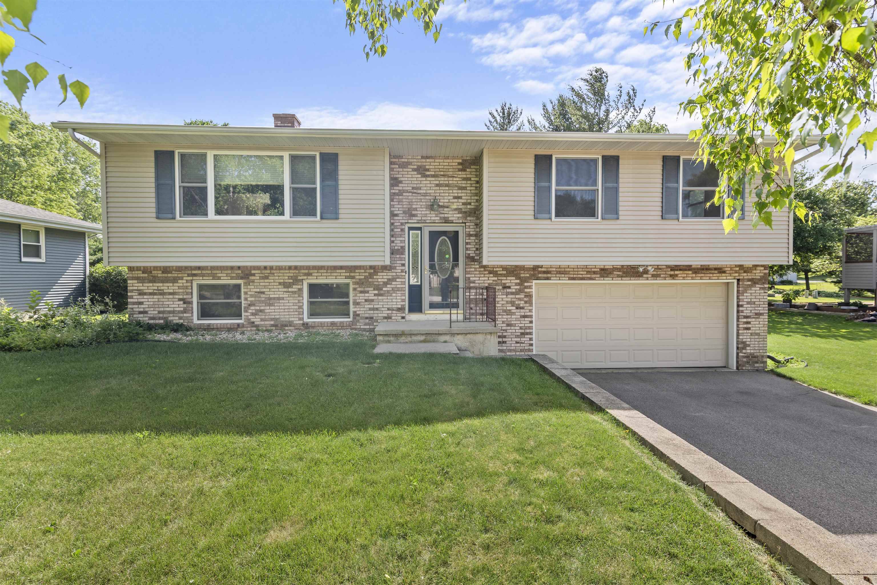 634 Cresthaven Drive, Cottage Grove, WI 53527