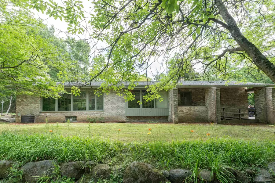 W345S3540 Moraine Hills Drive, Dousman, WI 53118