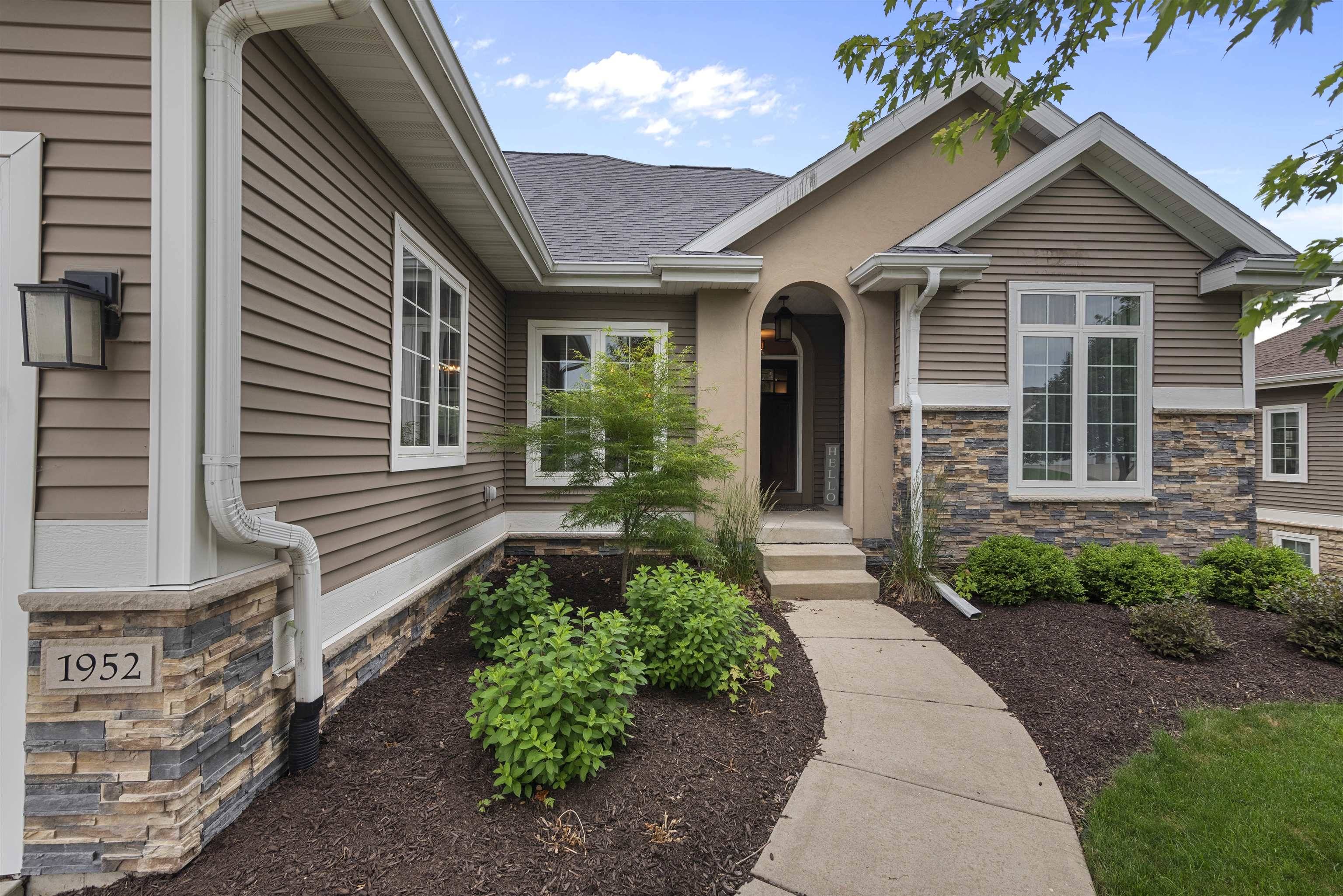 1952 Foggy Mountain Pass, Waunakee, WI 53597-2383