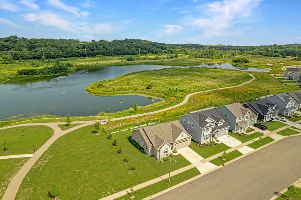 2006 AUTUMN LAKE Parkway, Madison, WI 53718