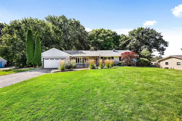W253 Hillendale Drive, Oconomowoc, WI 53066-5529