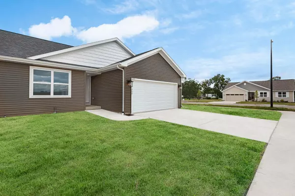 Stoughton, WI 53589,400 Orchid Avenue #018