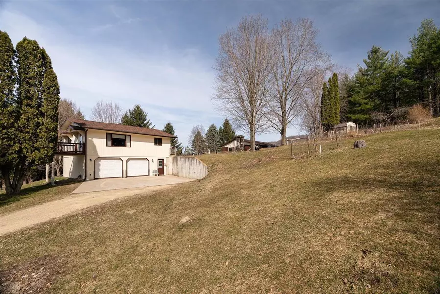 13617 Ames Drive, Viola, WI 54664