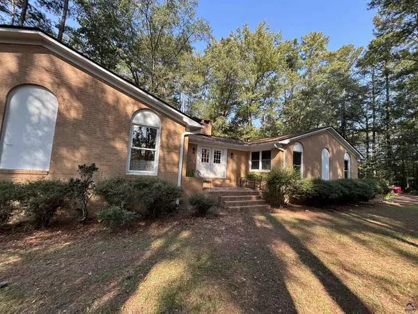 Cochran, GA 31014,840 Limestone Road