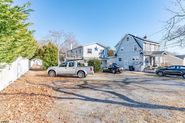 17 E Connecticut Ave, Somers Point, NJ 08244