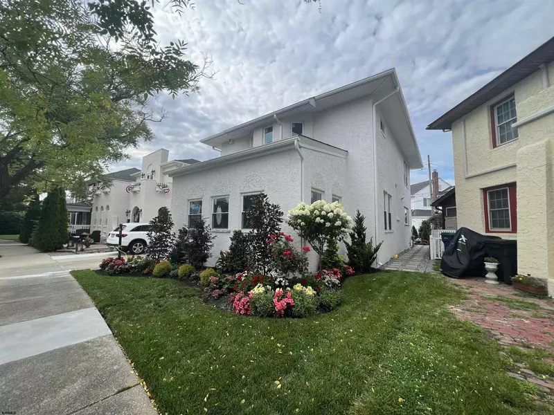 17 West Dr, Margate, NJ 08402