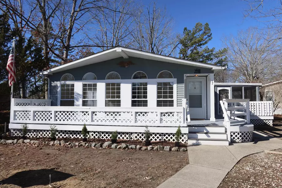 17 Chestnut Ct, Mays Landing, NJ 08330