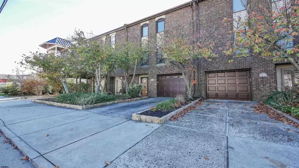 22 N Washington Ave, Margate, NJ 08402
