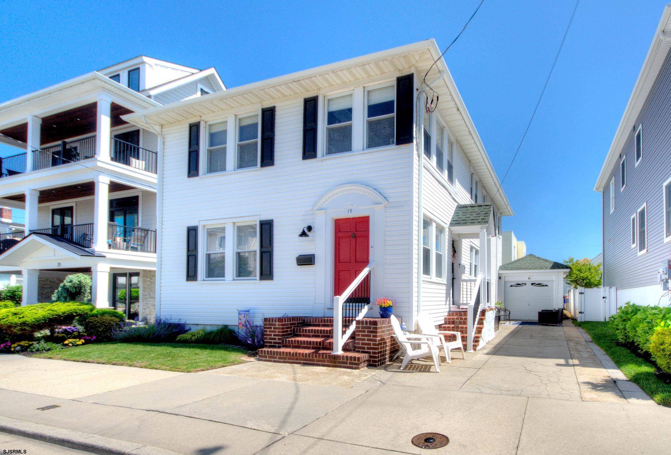19 N Douglas Ave, Margate, NJ 08402