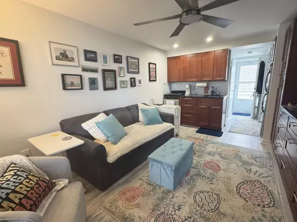 9201 Atlantic Ave #18, Margate, NJ 08402