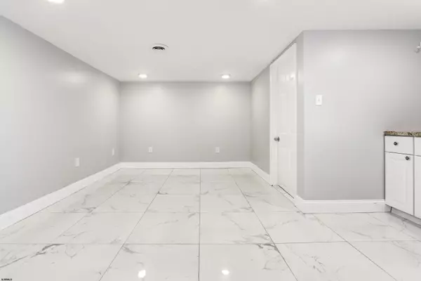 Lower Chelsea, NJ 08401,69 N Harrisburg #2