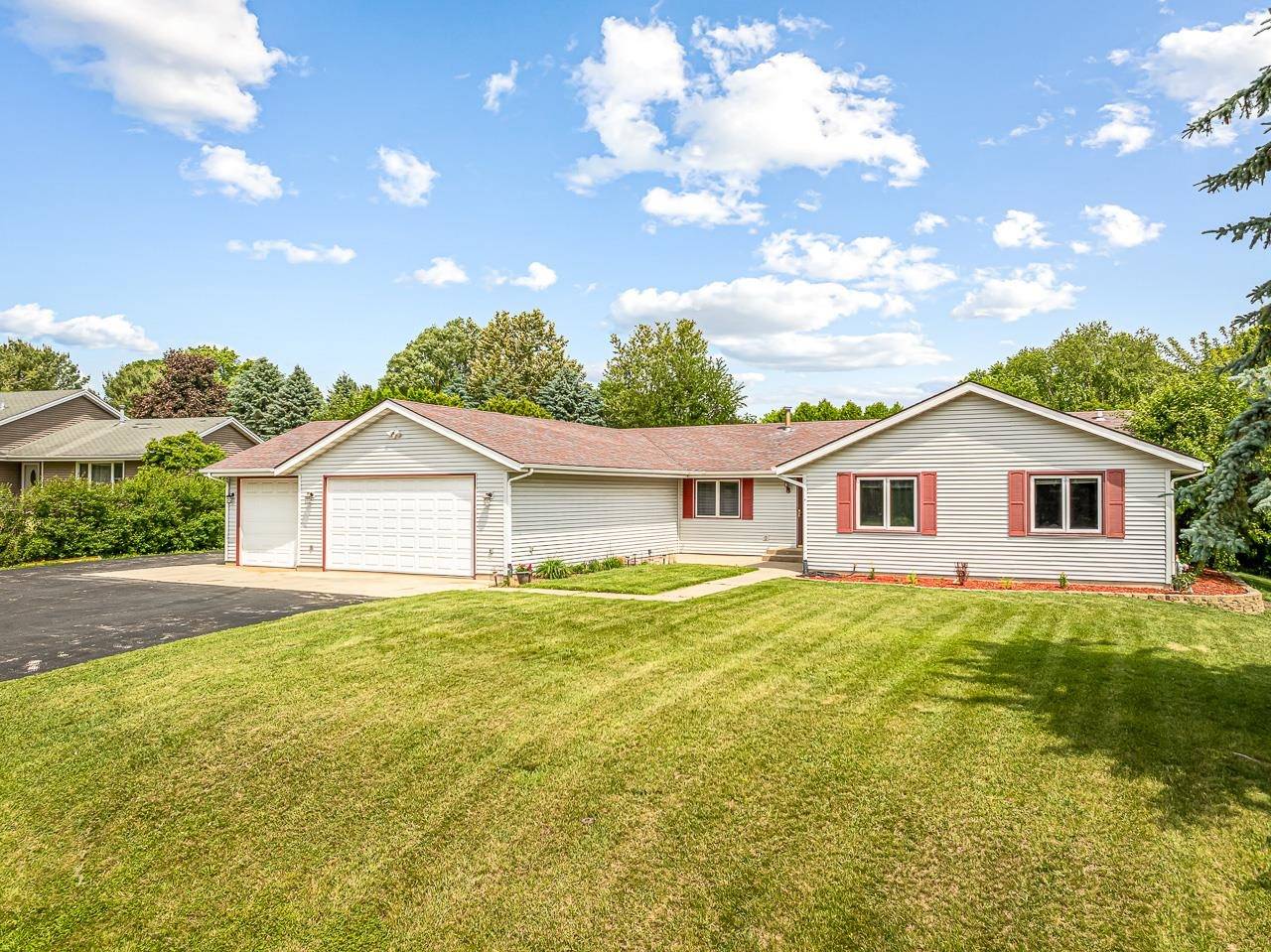 9650 Edgefield Road, Roscoe, IL 61073