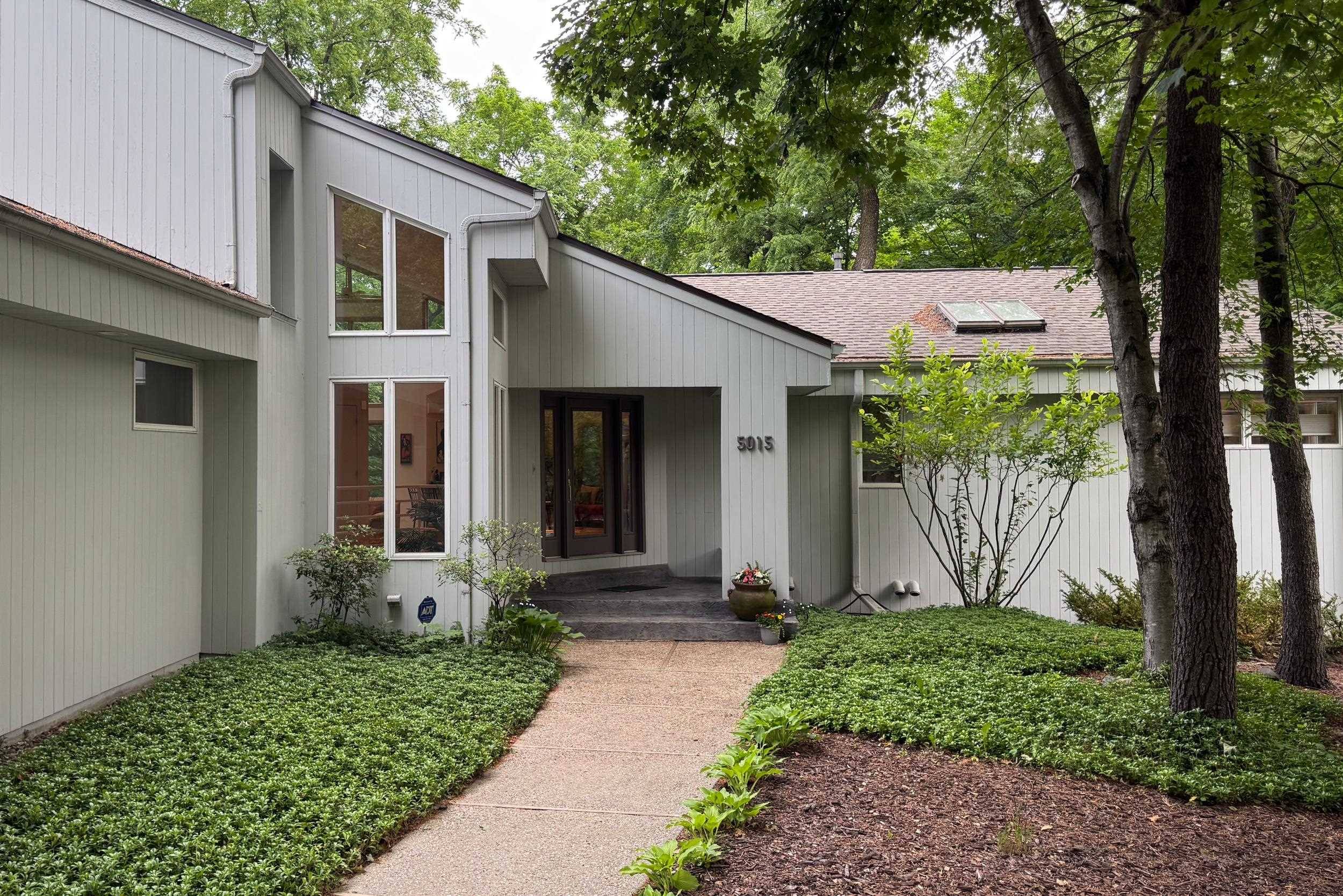 Rockford, IL 61107,5015 REGENTS PARK Road
