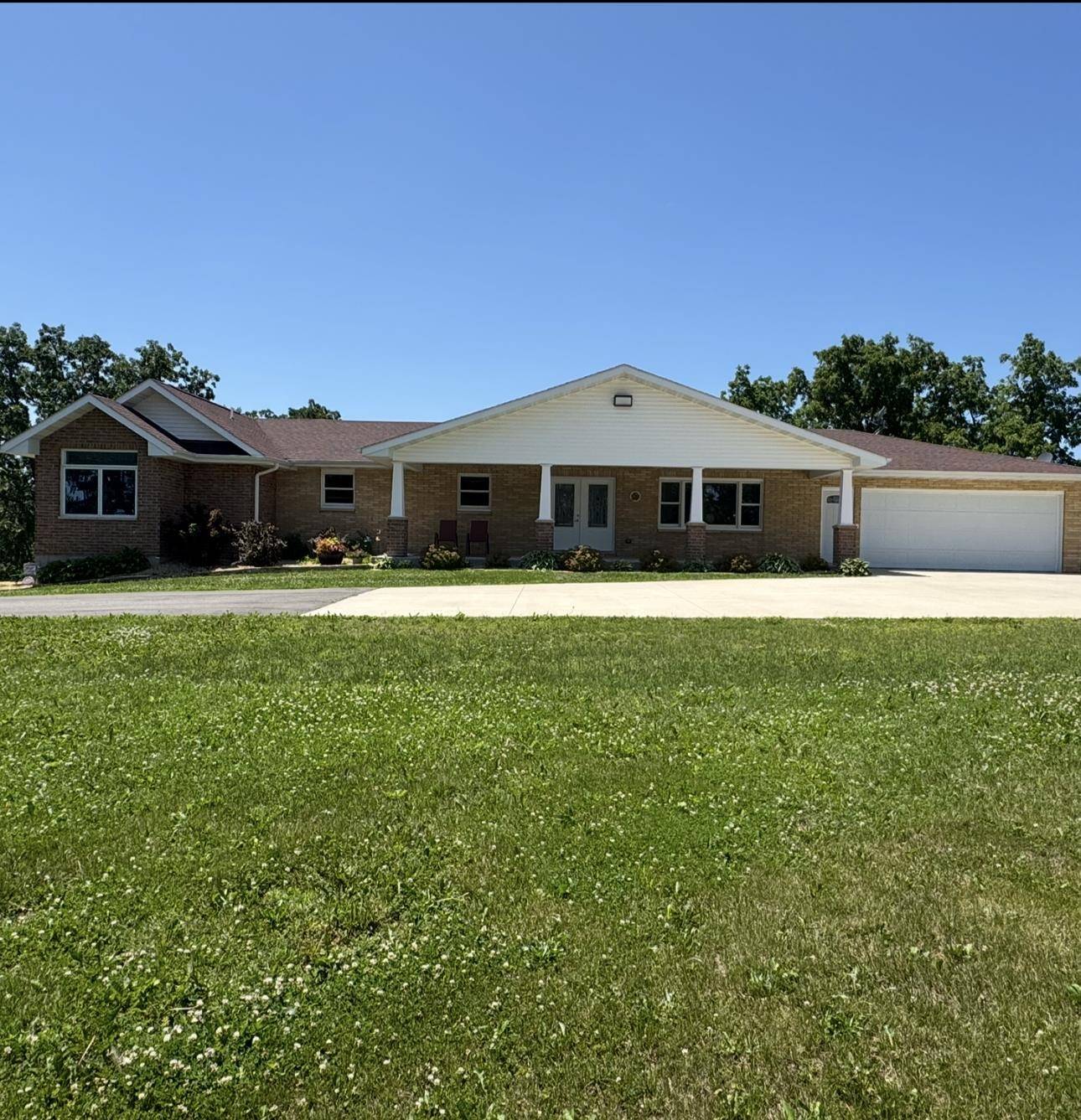 14936 W Creek Valley Road, East Dubuque, IL 61025