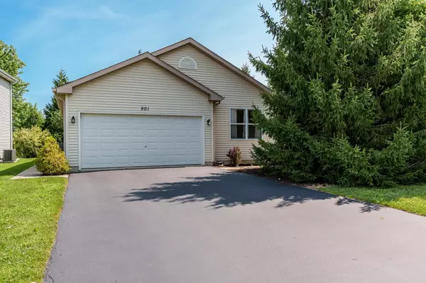 901 N Oak Creek Drive, Genoa, IL 60135